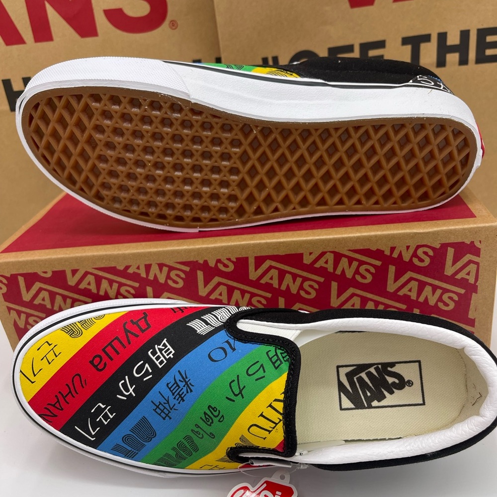 Vans WMNS Classic Slip-On (Vans
Spirit)Multi/True White Sneakers
VN0A4U38WK2 - Picture 3 of 16